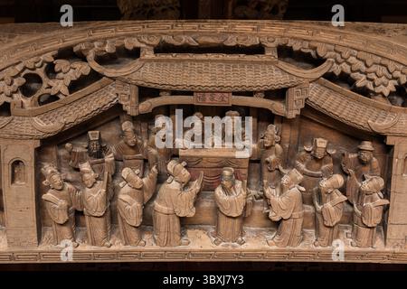 18. Mai 2013, Wuzhen, Provinz Zhejiang, China: Chinesische Beamte auf einem antiken Holzbett in einem historischen Haus in Wuzhen, China. (Kreditbild: © Jon G. Fuller/VW Pics via ZUMA Press Wire) Stockfoto