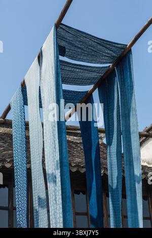 18. Mai 2013, Wuzhen, Provinz Zhejiang, China: Traditionell gefärbtes blaues Indigotuch, das auf Regalen in der Stadt Wuzhen trocknet. (Kreditbild: © Jon G. Fuller/VW Pics via ZUMA Press Wire) Stockfoto