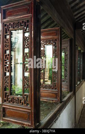 18. Mai 2013, Wuzhen, Provinz Zhejiang, China: Kunstvoll geschnitzte Fenster in einem alten Gebäude mit traditioneller Architektur in Wuzhen, China. (Kreditbild: © Jon G. Fuller/VW Pics via ZUMA Press Wire) Stockfoto