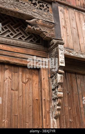 18. Mai 2013, Wuzhen, Provinz Zhejiang, China: Aufwändige Holzschnitzereien an der Vorderseite eines alten Gebäudes in Wuzhen, China. (Kreditbild: © Jon G. Fuller/VW Pics via ZUMA Press Wire) Stockfoto