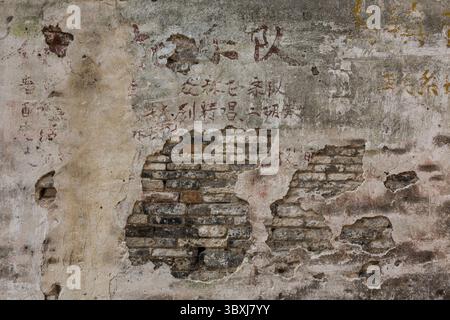 18. Mai 2013, Wuzhen, Provinz Zhejiang, China: Chinesische Schrift auf der beschädigten Gipswand eines alten Gebäudes in Wuzhen, China. (Kreditbild: © Jon G. Fuller/VW Pics via ZUMA Press Wire) Stockfoto