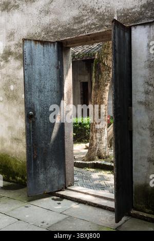 18. Mai 2013, Wuzhen, Provinz Zhejiang, China: Alte metallbedeckte Holztüren zwischen Innenhöfen in einer alten traditionellen Wohnung in Wuzhen, China. (Kreditbild: © Jon G. Fuller/VW Pics via ZUMA Press Wire) Stockfoto