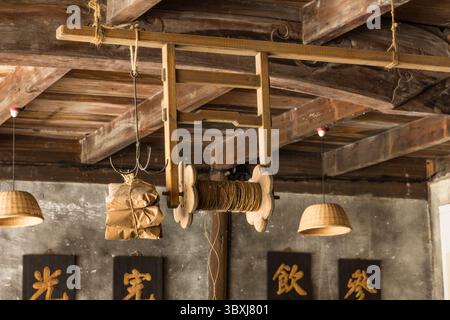 18. Mai 2013, Wuzhen, Provinz Zhejiang, China: Holzspule aus Garn, die an der Decke einer alten Apotheke in Ost-Wuzhen, China, aufgehängt ist. (Kreditbild: © Jon G. Fuller/VW Pics via ZUMA Press Wire) Stockfoto
