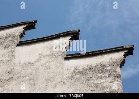 18. Mai 2013, Wuzhen, Provinz Zhejiang, China: Traditionelle architektonische Details der Traufe eines alten Gebäudes in der Wasserstadt Wuzhen, China. (Kreditbild: © Jon G. Fuller/VW Pics via ZUMA Press Wire) Stockfoto