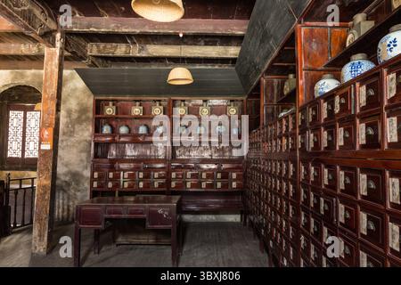 18. Mai 2013, Wuzhen, Provinz Zhejiang, China: In einer traditionellen chinesischen Apotheke in Ost-Wuzhen, China. (Kreditbild: © Jon G. Fuller/VW Pics via ZUMA Press Wire) Stockfoto