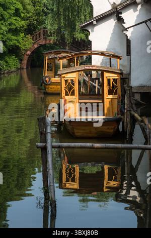 18. Mai 2013, Wuzhen, Provinz Zhejiang, China: Traditionelle Holzboote auf dem Kanal in Wuzhen, China. (Kreditbild: © Jon G. Fuller/VW Pics via ZUMA Press Wire) Stockfoto