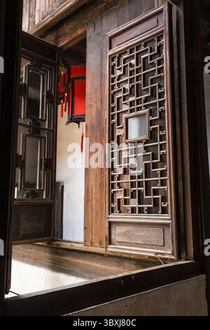 18. Mai 2013, Wuzhen, Provinz Zhejiang, China: Ein Holzgitterfenster in einem alten traditionellen Gebäude in Wuzhen, China. (Kreditbild: © Jon G. Fuller/VW Pics via ZUMA Press Wire) Stockfoto