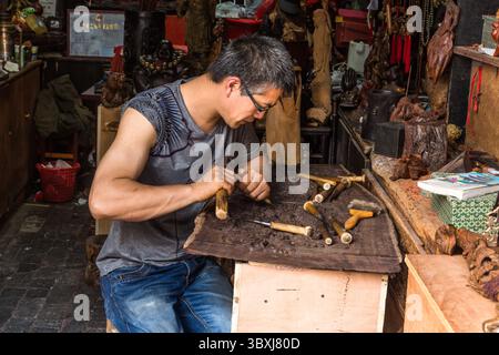 18. Mai 2013, Wuzhen, Provinz Zhejiang, China: Ein chinesischer Künstler macht in seinem Geschäft in Wuzhen, China, eine traditionelle Holzschnitzerei von Hand. (Kreditbild: © Jon G. Fuller/VW Pics via ZUMA Press Wire) Stockfoto