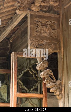 18. Mai 2013, Wuzhen, Provinz Zhejiang, China: Aufwändige Holzschnitzereien an der Vorderseite eines alten Gebäudes in Wuzhen, China. (Kreditbild: © Jon G. Fuller/VW Pics via ZUMA Press Wire) Stockfoto