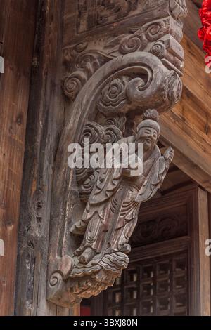 18. Mai 2013, Wuzhen, Provinz Zhejiang, China: Aufwändige Holzschnitzerei eines Mannes in Trachtenkleidung auf einem alten Gebäude in Wuzhen, China. (Kreditbild: © Jon G. Fuller/VW Pics via ZUMA Press Wire) Stockfoto