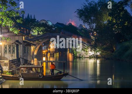 19. Mai 2013, Wuzhen, Provinz Zhejiang, China: Ein Ausflugsboot fährt am Abend vor der Renji-Brücke auf dem Xishi-Fluss in Wuzhen, China. (Kreditbild: © Jon G. Fuller/VW Pics via ZUMA Press Wire) Stockfoto