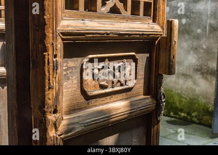 18. Mai 2013, Wuzhen, Provinz Zhejiang, China: Ein Blumenmotiv, das an die Tür eines alten Gebäudes in Wuzhen, China, geschnitzt wurde. (Kreditbild: © Jon G. Fuller/VW Pics via ZUMA Press Wire) Stockfoto