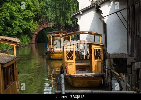 18. Mai 2013, Wuzhen, Provinz Zhejiang, China: Traditionelle Holzboote auf dem Kanal in Wuzhen, China. (Kreditbild: © Jon G. Fuller/VW Pics via ZUMA Press Wire) Stockfoto