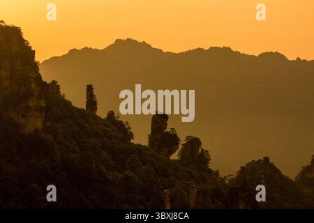 22. Mai 2013, Zhanjiajie, Provinz Hunan, China: Silhouetten des Märchenspenders im Tianzi Mountain Area, Zhangjiajie National Forest Park, China. (Kreditbild: © Jon G. Fuller/VW Pics via ZUMA Press Wire) Stockfoto