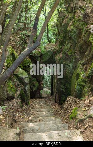 22. Mai 2013, Zhanjiajie, Provinz Hunan, China: Ein Steinweg zu einem Aussichtspunkt im Tianzi-Gebirge im Zhangjiajie National Forest Park, China. (Kreditbild: © Jon G. Fuller/VW Pics via ZUMA Press Wire) Stockfoto