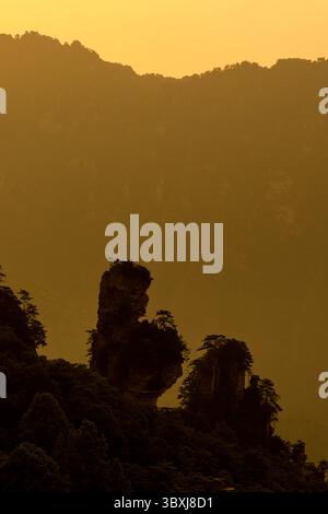 22. Mai 2013, Zhanjiajie, Provinz Hunan, China: Silhouetten des Märchenspenders im Tianzi Mountain Area, Zhangjiajie National Forest Park, China. (Kreditbild: © Jon G. Fuller/VW Pics via ZUMA Press Wire) Stockfoto