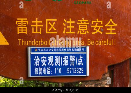 19. Mai 2014, Zhanjiajie, Provinz Hunan, China: Ein Warnschild auf einem Kamm im Gebiet von Huanghi Zhai im Zhangjiajie National Forest Park, China. (Kreditbild: © Jon G. Fuller/VW Pics via ZUMA Press Wire) Stockfoto