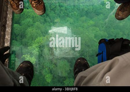 19. Mai 2014, Zhanjiajie, Provinz Hunan, China: Der Blick durch den Glasboden einer Seilbahn im Zhangjiajie National Forest Park, China. (Kreditbild: © Jon G. Fuller/VW Pics via ZUMA Press Wire) Stockfoto