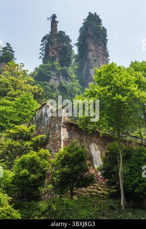 19. Mai 2014, Zhanjiajie, Provinz Hunan, China: Ein altes Gebäude vor Felsformationen auf dem Korridor im Cliffs Trail in Yangjiajie, Zhangjiajie National Forest Park, China. (Kreditbild: © Jon G. Fuller/VW Pics via ZUMA Press Wire) Stockfoto