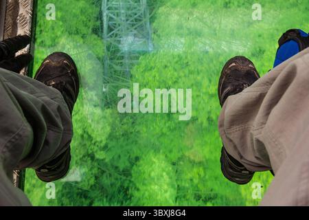 19. Mai 2014, Zhanjiajie, Provinz Hunan, China: Der Blick durch den Glasboden einer Seilbahn im Zhangjiajie National Forest Park, China. (Kreditbild: © Jon G. Fuller/VW Pics via ZUMA Press Wire) Stockfoto
