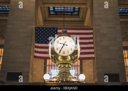 10:35 an der berühmten Grand goldene Uhr in Grand Central New York bin mit der amerikanischen Flagge im Hintergrund Stockfoto
