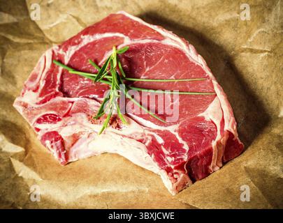 Frisch, riesig und appetitlich club Steak auf braunem Papier Stockfoto