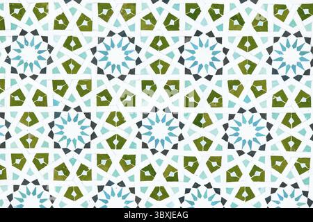 Ein detailliertes islamisches geometrisches Mosaik mit lebhaften Farben und symmetrischen Mustern. Das Design zeigt traditionelle Arabesken-Motive mit Sternscha Stockfoto