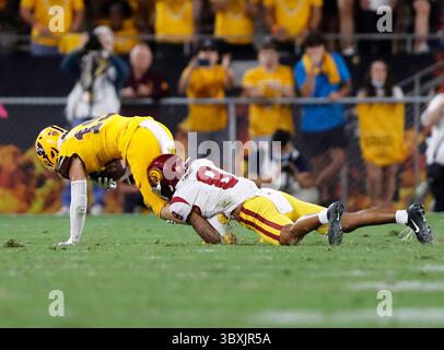 6. November 2021: Ricky Pearsall (19) der Arizona State Sun Devils wird in der zweiten Hälfte zwischen der University of Southern California und den Arizona State Sun Devils im Sun Devil Stadium in Tempe, Arizona, von Cornerback Chris Steele (8) von den USC Trojans angegriffen. Michael Cazares/Cal Sport Media.(Kreditbild: &Copy; Michael Cazares/CSM via ZUMA Wire) Stockfoto
