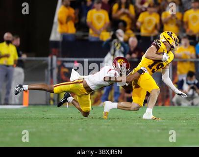 6. November 2021: Ricky Pearsall (19) der Arizona State Sun Devils wird in der zweiten Hälfte zwischen der University of Southern California und den Arizona State Sun Devils im Sun Devil Stadium in Tempe, Arizona, von Cornerback Chris Steele (8) von den USC Trojans angegriffen. Michael Cazares/Cal Sport Media.(Kreditbild: &Copy; Michael Cazares/CSM via ZUMA Wire) Stockfoto