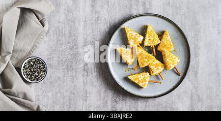 Essen, Weihnachtsbäume aus Käse und Nachos auf einem Teller auf einem Internetbanner mit Blick auf den Tisch Stockfoto