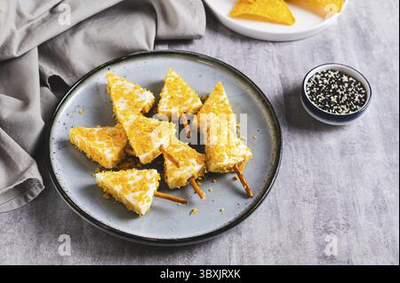 Essen, Weihnachtsbäume aus Käse und Nachos auf einem Teller auf einem Tisch Stockfoto
