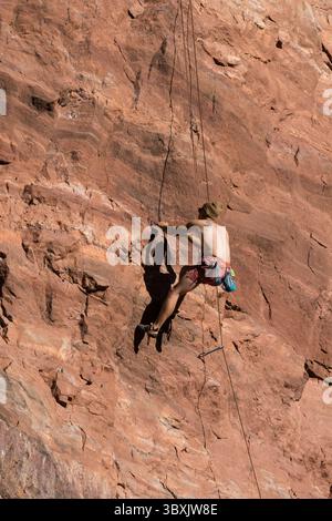 30. Oktober 2021, Moab, Utah, Vereinigte Staaten: Ein Kletterer reinigt die Mauer und entfernt Schutzvorrichtungen, während er sich von einem Aufstieg in Moab, Utah, abseilt. (Kreditbild: © Jon G. Fuller/VW Pics via ZUMA Press Wire) Stockfoto