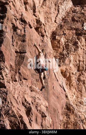 30. Oktober 2021: Moab, Utah, Vereinigte Staaten: Ein Sportkletterer bestieg die Mauer, das Theater in der Nähe von Moab, Utah. (Kreditbild: © Jon G. Fuller/VW Pics via ZUMA Press Wire) Stockfoto