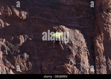 Am 30. Oktober 2021 in Moab, Utah, USA: Ein Sportkletterer klettert über die Mauer, genannt Cinema, in der Nähe von Moab, Utah. (Kreditbild: © Jon G. Fuller/VW Pics via ZUMA Press Wire) Stockfoto
