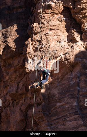 30. Oktober 2021, Moab, Utah, Vereinigte Staaten: Eine Sportkletterin bestieg die Mauer, genannt das Theater in der Nähe von Moab, Utah. (Kreditbild: © Jon G. Fuller/VW Pics via ZUMA Press Wire) Stockfoto