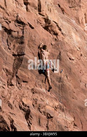 30. Oktober 2021: Moab, Utah, Vereinigte Staaten: Ein Sportkletterer bestieg die Mauer, das Theater in der Nähe von Moab, Utah. (Kreditbild: © Jon G. Fuller/VW Pics via ZUMA Press Wire) Stockfoto