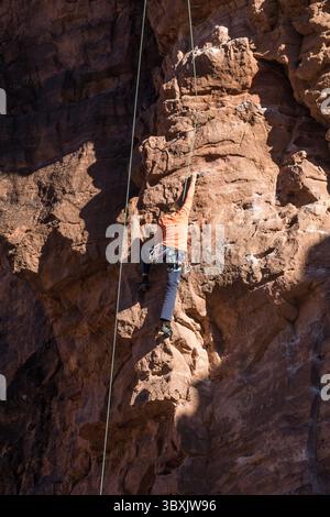 30. Oktober 2021, Moab, Utah, Vereinigte Staaten: Eine Sportkletterin bestieg die Mauer, genannt das Theater in der Nähe von Moab, Utah. (Kreditbild: © Jon G. Fuller/VW Pics via ZUMA Press Wire) Stockfoto