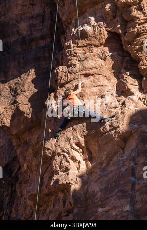 30. Oktober 2021, Moab, Utah, Vereinigte Staaten: Eine Sportkletterin bestieg die Mauer, genannt das Theater in der Nähe von Moab, Utah. (Kreditbild: © Jon G. Fuller/VW Pics via ZUMA Press Wire) Stockfoto