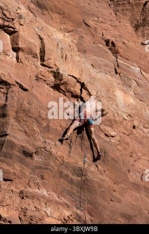 30. Oktober 2021: Moab, Utah, USA: Ein Sportkletterer auf der Mauer, genannt The Theater bei Moab, Utah. (Kreditbild: © Jon G. Fuller/VW Pics via ZUMA Press Wire) Stockfoto