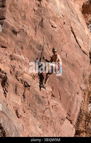 30. Oktober 2021: Moab, Utah, Vereinigte Staaten: Ein Sportkletterer bestieg die Mauer, das Theater in der Nähe von Moab, Utah. (Kreditbild: © Jon G. Fuller/VW Pics via ZUMA Press Wire) Stockfoto