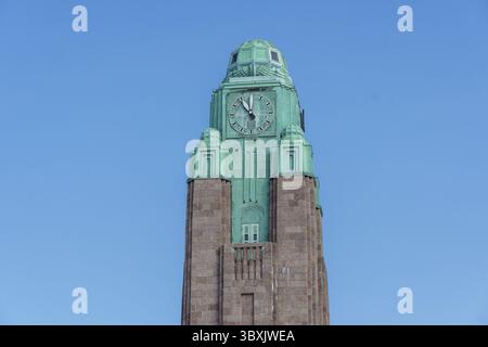 Helsinki, Finnland - 19. August 2024: Hauptbahnhof Helsinki. Die Turmuhr Stockfoto