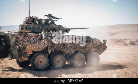 STYLELOCATIONU.S. Marines, die der Light Armored Reconnaissance Company, 11. Marine Expeditionary Unit, zugeteilt wurden, feuerten das Hauptgewehr auf ein LAV-25 gepanzertes Fahrzeug während einer israelischen Interoperabilitätsübung im Bislah Training Center am 3. November 2021 in Bislah, Israel. (Kreditbild: © Ssgt. Donald Holbert/US Marines/Planet Pix via ZUMA Press Wire) Stockfoto