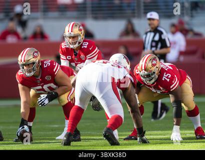 7. November 2021: San Francisco 49ers Quarterback Jimmy Garoppolo (10) hinter San Francisco 49ers Alex Mack (50), während eines NFL-Fußballspiels zwischen den Arizona Cardinals und den San Francisco 49ers im Levi's Stadium in Santa Clara, Kalifornien. Valerie Shoaps/CSM(Kreditbild: &Copy; Valerie Shoaps/CSM via ZUMA Wire) Stockfoto