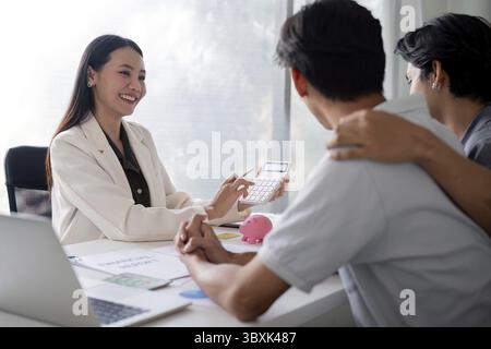Schwules Paar plant Finanzen mit Finanzberater, diskutiert Budget und Einsparungen, LGBT Financial Planning, modernes Büroumfeld Stockfoto