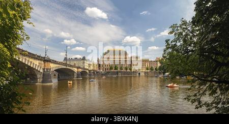 Prag, Tschechische republik - 08 12 2021: Nationaltheatergebäude und Legionsbrücke, Blick auf die Moldau von der Strelecky-Insel Stockfoto