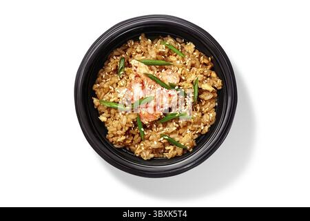 Traditioneller japanischer Chahan mit Meeresfrüchten, würzig gebratener Reis mit Garnelen, Sesam und Gemüse in schwarzem Chawan, Blick von oben isoliert auf weißem Backgrou Stockfoto