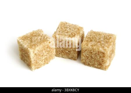 Rohrzucker Würfel auf weißem Hintergrund Stockfoto