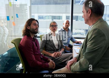 Geschäftsleute, die ein Meeting in einem modernen Büro abhalten. Stockfoto