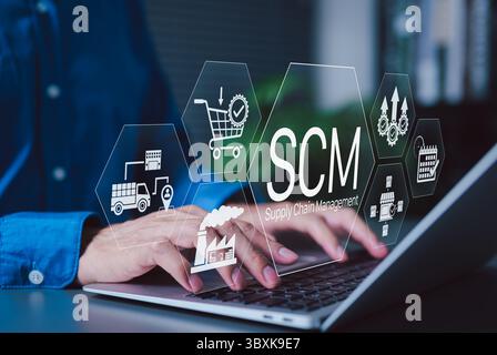 Supply Chain Management and Logistics System Konzept. Person, die an einem Laptop arbeitet, mit Symbolen für Supply Chain Management, Logistik und Beschaffung Stockfoto