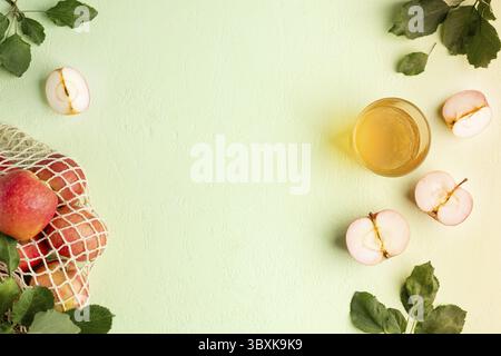 Essen, frische reife Äpfel und Apfelessig. Apfelwein im Glas und frische Äpfel Stockfoto